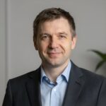 Портрет уверенного бизнесмена компании Бетонск Аналитика на нейтральном фоне в студийном освещении
