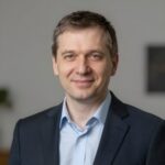 Портрет уверенного бизнесмена компании Бетонск Аналитика на нейтральном фоне в студийном освещении