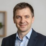 Портрет уверенного бизнесмена компании Бетонск Аналитика на нейтральном фоне в студийном освещении